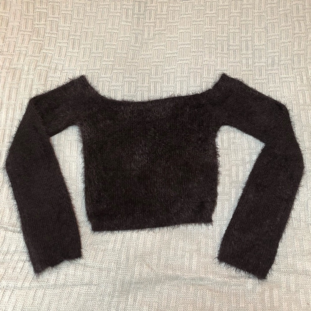 Fashion nova 🍑 black 🖤 fuzzy shoulder crop top